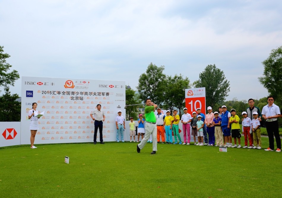 颁奖典礼上，冠军选手高举奖杯绽放灿烂笑容，瞬间的荣耀照亮了所有努力。