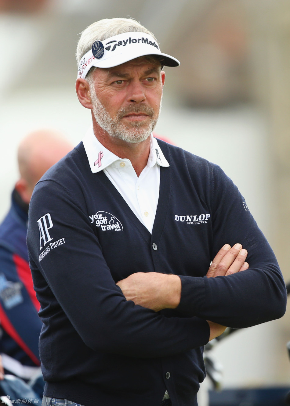 巴巴-沃森在圣安德鲁斯开阔的球道上大力开球，粉红色的球杆在灰绿色的背景下划出一道醒目的弧线，力量与美感兼具。