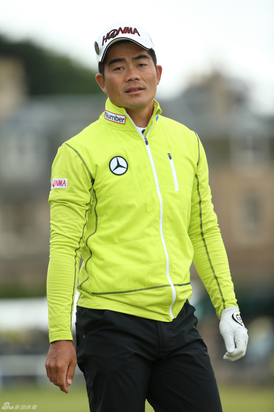 梁文冲在第二洞开球瞬间,身体如满弓舒展,球杆划破苏格兰海风留下一道银色轨迹