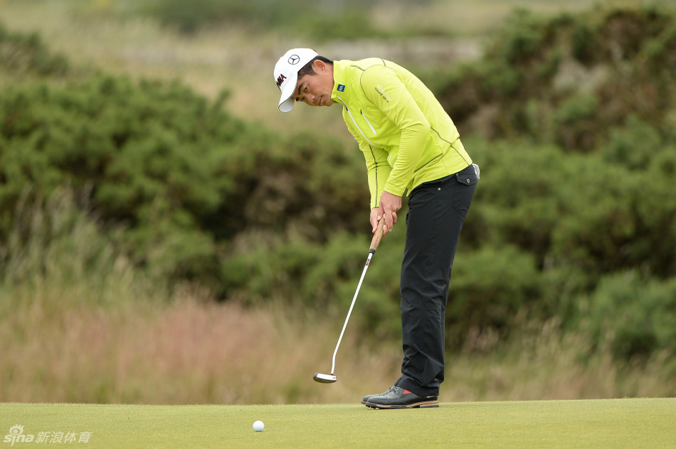 梁文冲施展精妙切球技术,小白球划出彩虹般弧线,在苏格兰绿茵上绽放优雅曲线