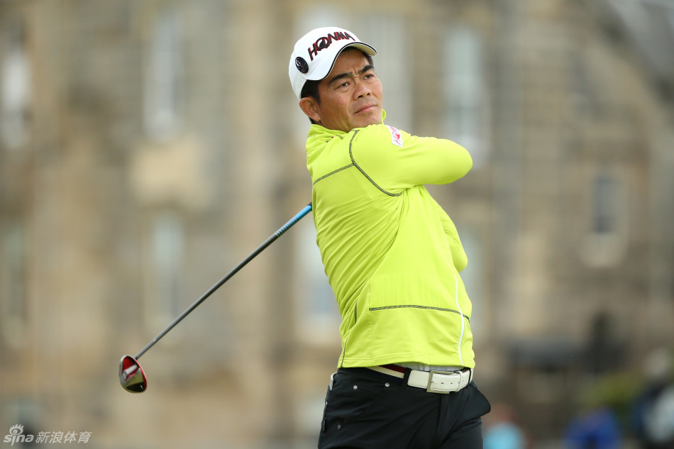 梁文冲果岭推球瞬间,目光如炬锁定洞杯,手臂与推杆形成完美钟摆,小球应声入洞