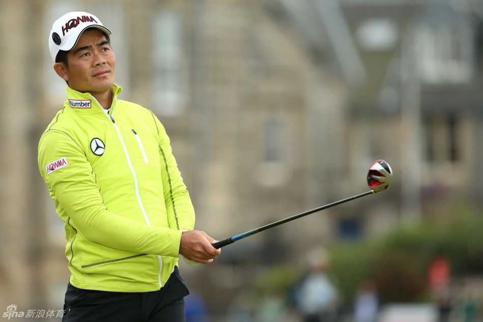 梁文冲躬身捡球瞬间,身后鲜红国旗迎风舒展,红黄色彩在绿茵场上绽放东方光芒