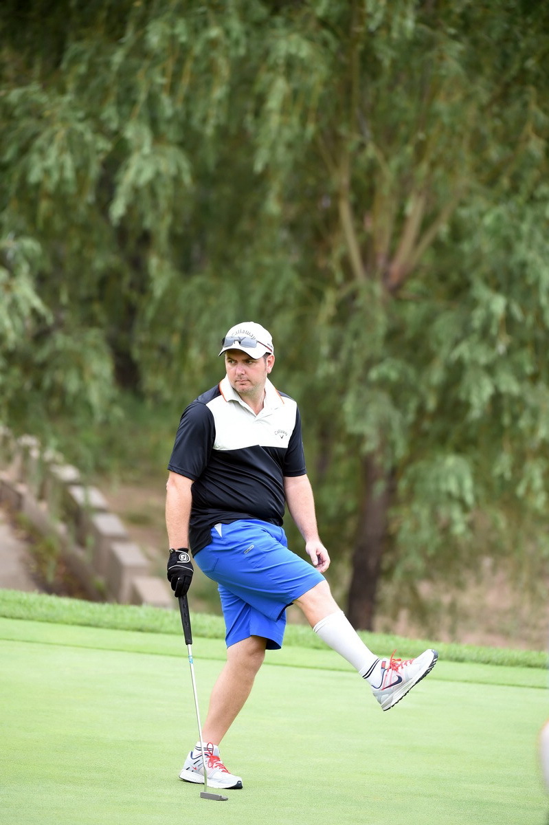 Stephen Morgan在果岭边进行高难度切杆表演，小球高高抛起后轻柔落地，引来观众赞叹。