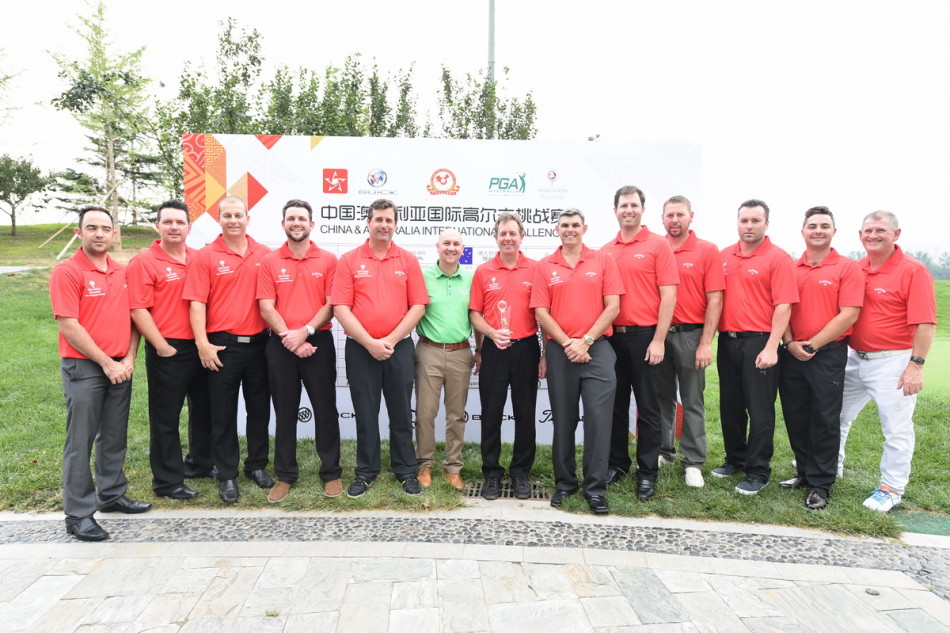 夺冠的澳大利亚队全体成员手持奖杯在领奖台上灿烂欢笑，背后是赛场旗帜，场面热烈。