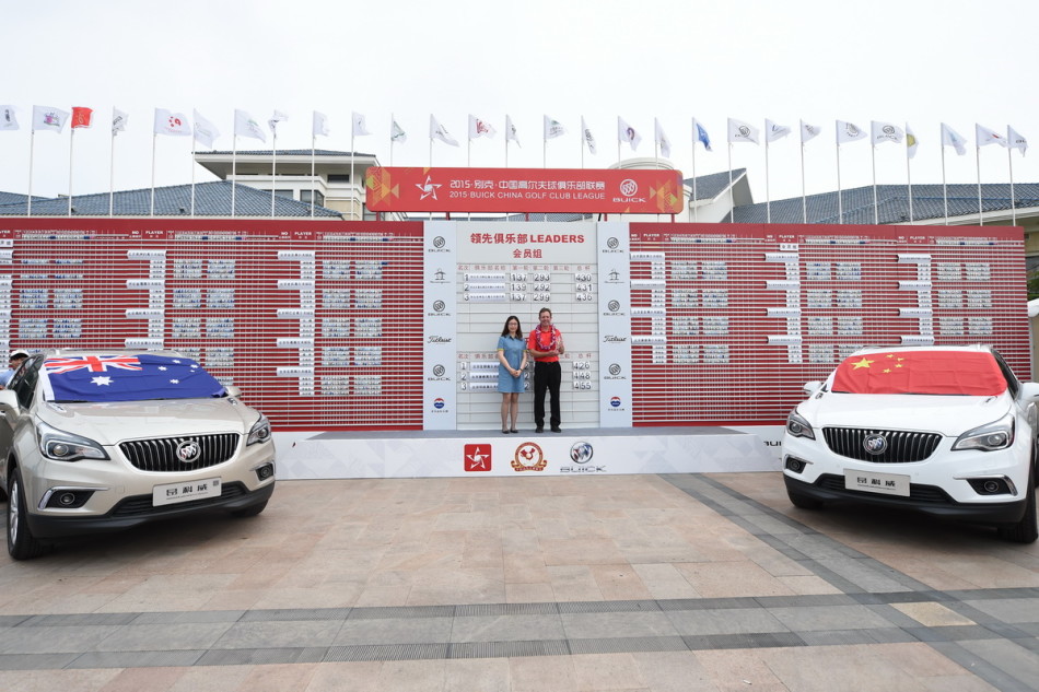 澳大利亚队最佳球员奖获得者手举奖杯向观众致意，眼神中充满喜悦与成就感。