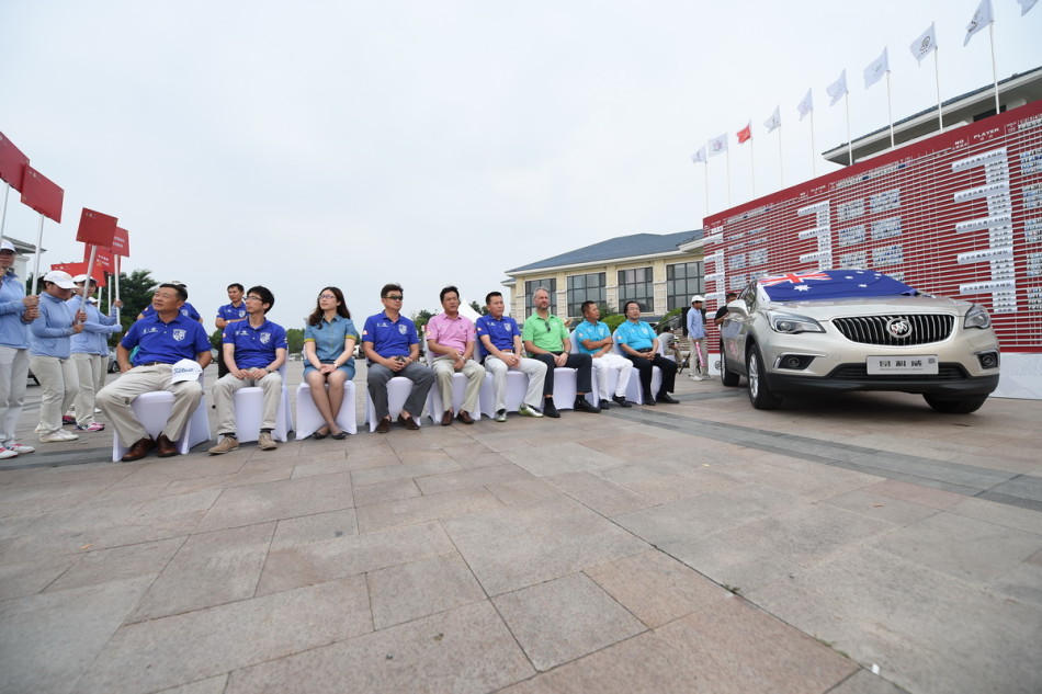 身着正装的颁奖嘉宾面带微笑，将最佳球员奖杯郑重递予获奖选手，完成荣誉的交接。