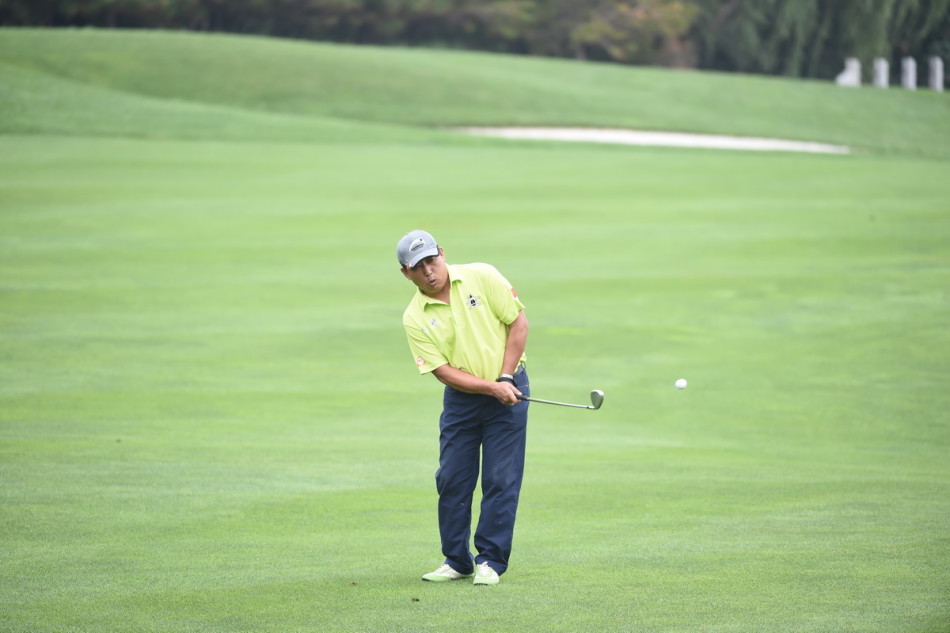 颁奖典礼全景，获奖选手与嘉宾齐聚舞台，彩带飘落，气氛达到高潮，共同庆祝赛事圆满成功。