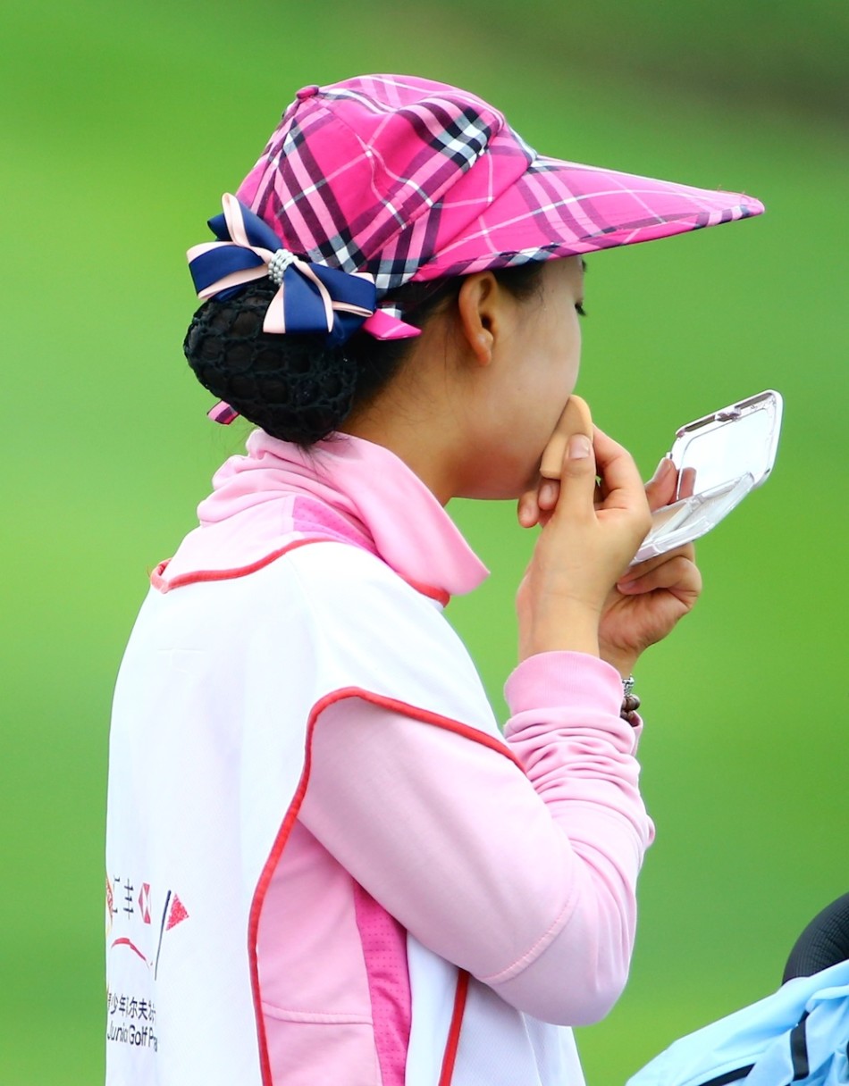 小球员在果岭边进行切杆，技术动作标准而专注，小球精准地飞向旗杆所在的位置。