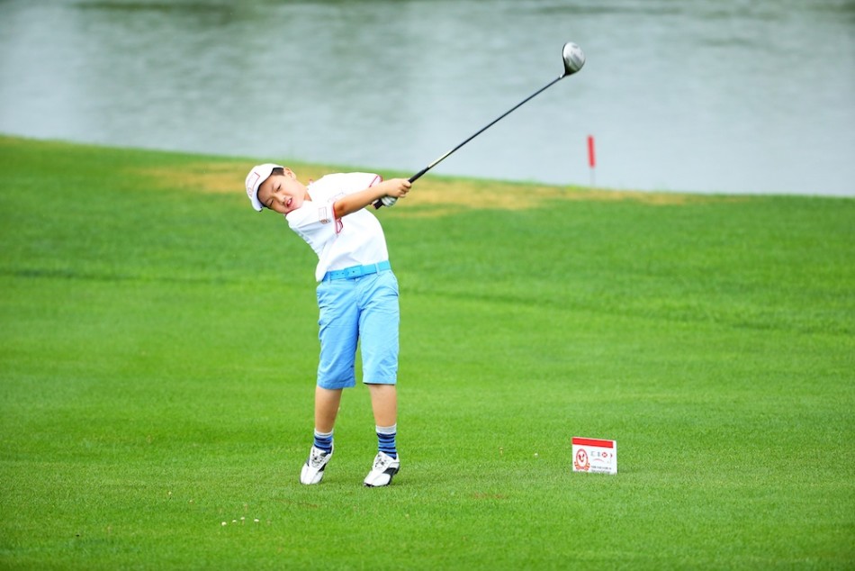 颁奖仪式上，获得佳绩的小选手们并肩站在台上，手捧奖杯与奖品，脸上洋溢着自豪与喜悦的笑容。