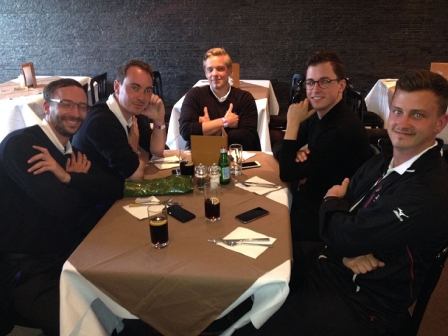 镜头近距离捕捉一位年轻的女性球迷，她双手捧着一杯满是泡沫的啤酒，正准备品尝，脸上洋溢着明亮而开心的笑容。