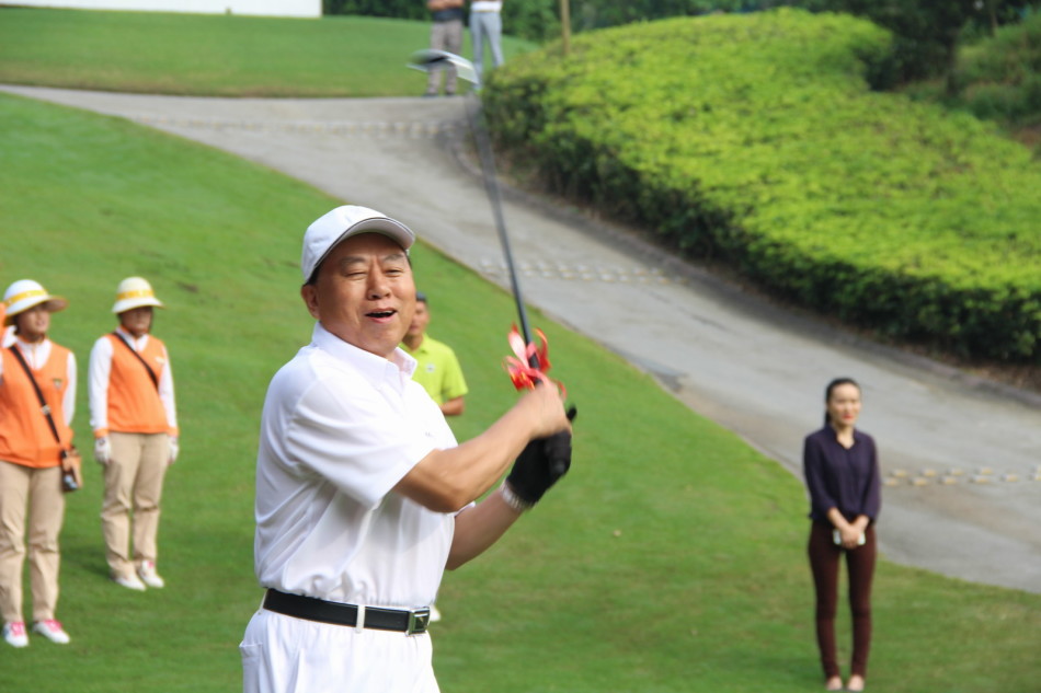 四位身着红色队服的球手在球场草地上亲密合影,笑容满面,手中球杆高举,彰显团队活力与友情。