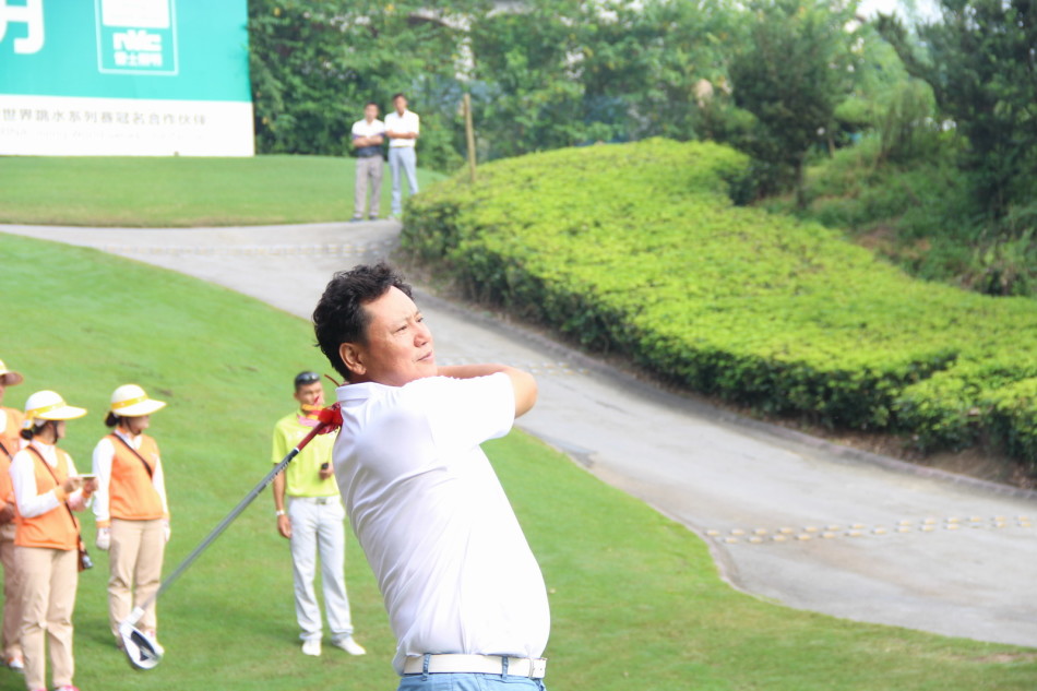 身穿红色队服的女球手们在一号木开球后,优雅收杆,专注地眺望小球飞行的轨迹,神态自信而从容。