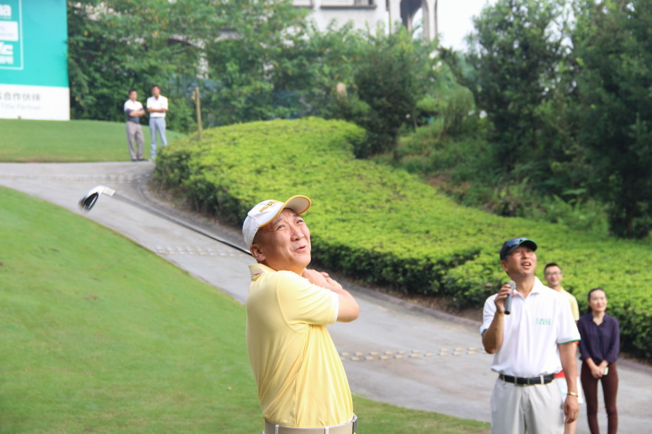 在果岭边的沙坑旁,两位球手正进行技术交流,一人演示沙坑救球动作,另一人认真观摩学习。