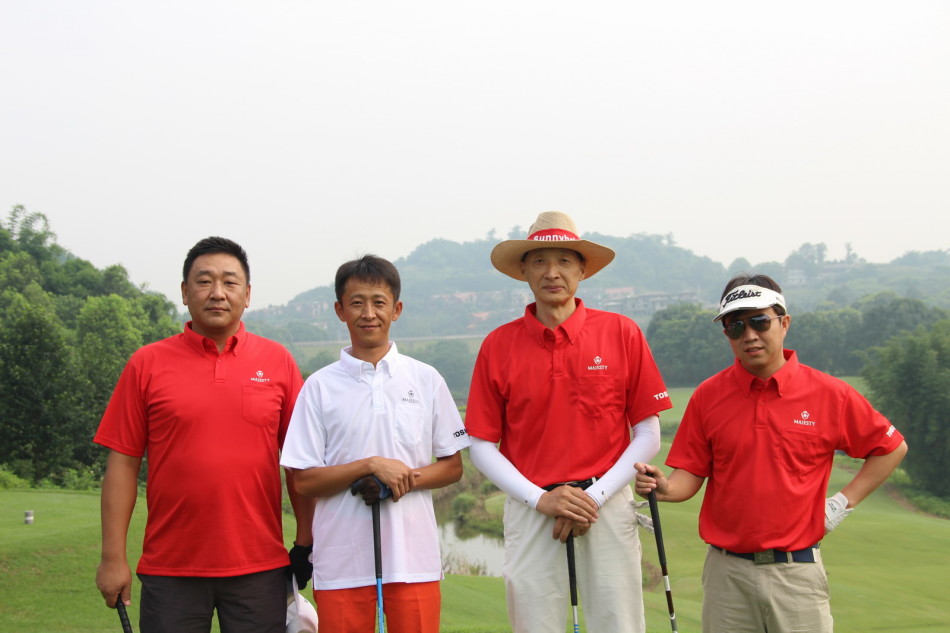 身着白色上衣的男球手在众多红衣队友中格外醒目,他正微笑着准备推杆,成为红色团队中一道独特的风景。