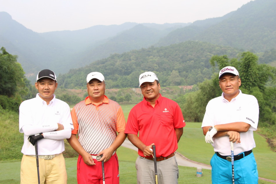 四位女球手手持球杆,并肩站立于球场标志性景观前合影,飒爽英姿与身后美景相得益彰,尽显巾帼风采。