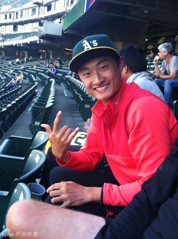 李昊桐在球场边热身准备，调整状态迎接即将开始的特别任务。