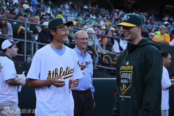 李昊桐身穿2号棒球服，神情专注地站在投手丘上，正准备投出关键的第一球。