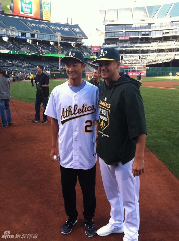 李昊桐在比赛现场看台上认真观赛，沉浸于激烈棒球对决的氛围之中。