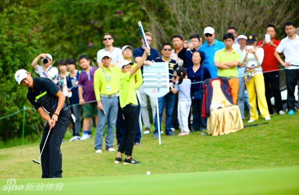 李昊桐侧身投球瞬间，动作流畅，展现出运动天赋在不同项目间的迁移。