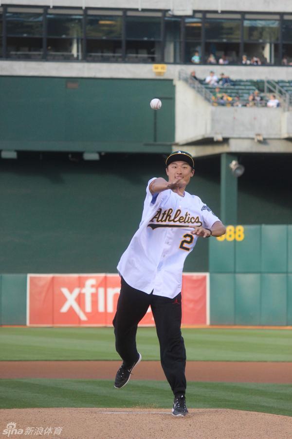 开球仪式后，李昊桐与奥克兰运动家队的球员站在一起，笑容满面地交流互动。