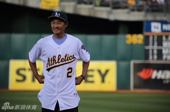 李昊桐与工作人员交谈，了解棒球比赛规则，展现其好学与适应能力。