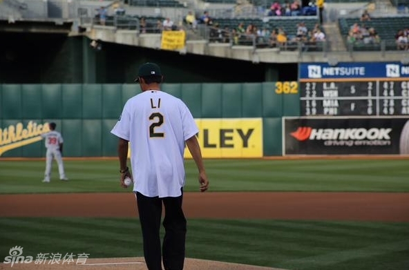 李昊桐在开球前聆听指引，神情谦逊而专注，体现职业运动员风范。