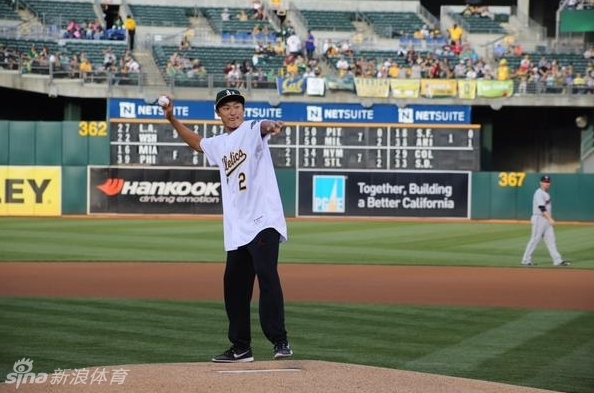 李昊桐完成开球后向全场观众致意，收获了热烈的掌声与欢呼。