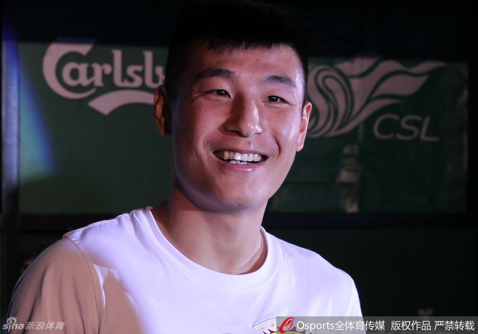 昔日名嘴段暄与球星武磊共同主持活动，两人手持定制纪念罐，笑容满面地定格了中超商业化进程中的经典一刻。