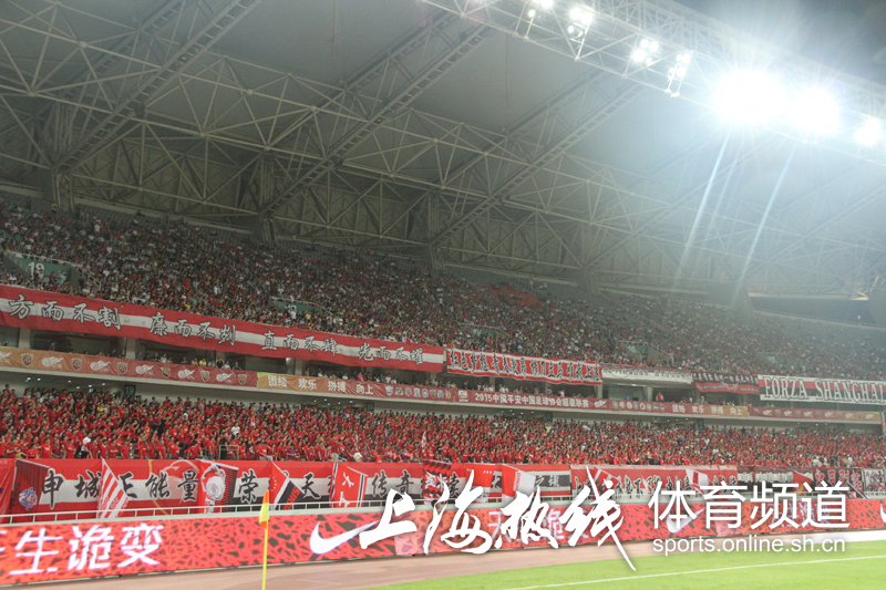 上港主场惊现丈母娘拉拉队