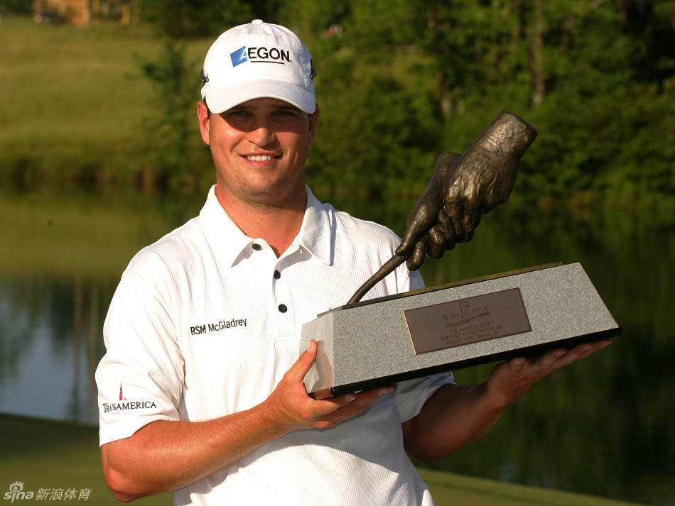 扎克·约翰逊在果岭上优雅推杆的瞬间，动作流畅而稳定，尽显大师风范