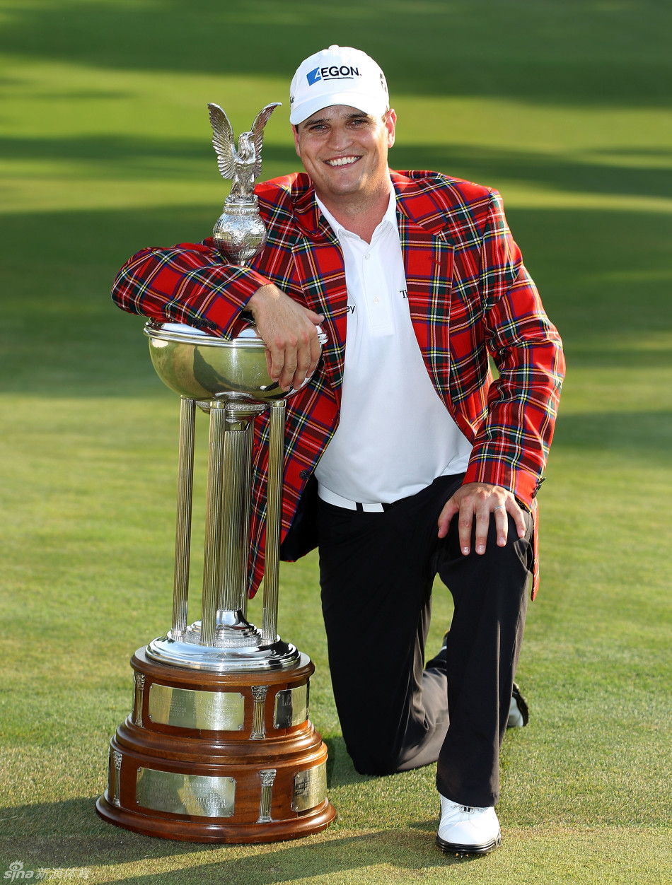 约翰逊在赛场边手握推杆，目光如炬地审视线路，展现出冠军球员专注而坚毅的神情