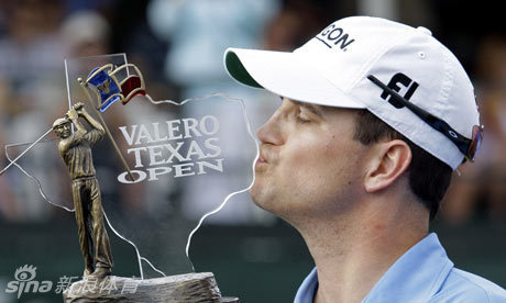 比赛颁奖典礼上，扎克·约翰逊高举闪闪发光的冠军奖杯，脸上洋溢着胜利的喜悦与自豪