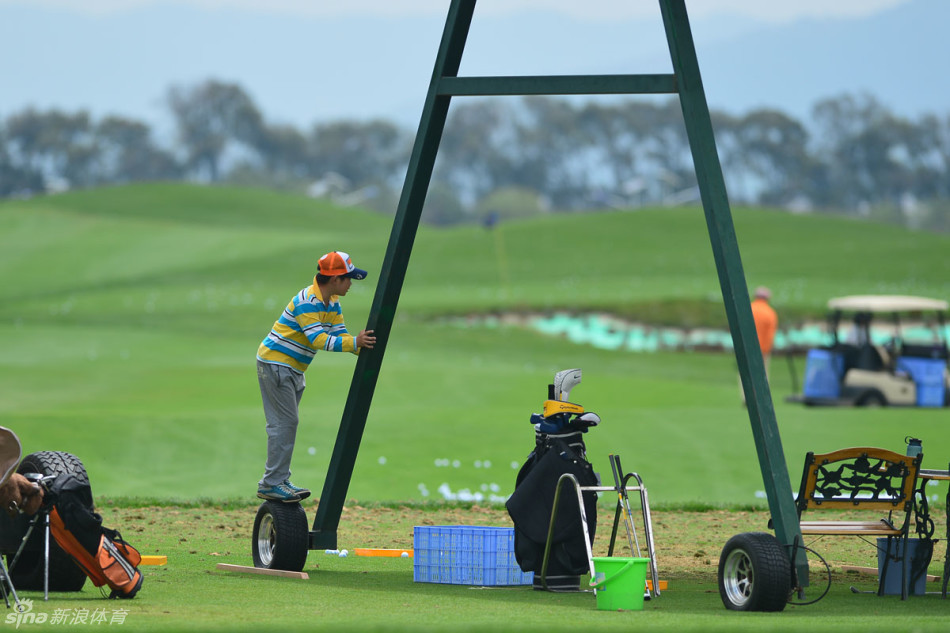 小选手陈敏柔屏气凝神，目光坚定地望向果岭远方，准备挥出她的第一杆