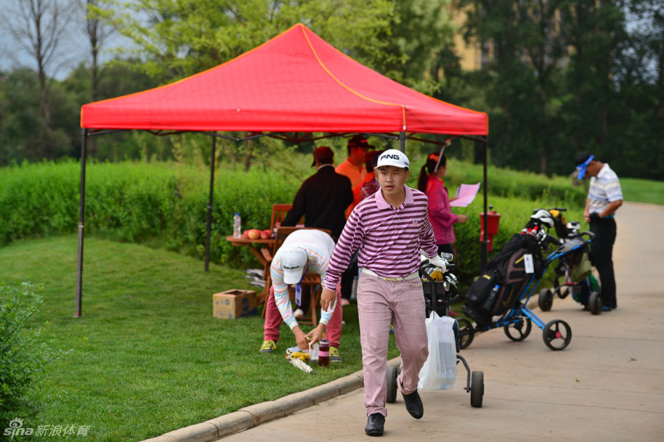 活动结束后，一位家长温柔地牵着孩子的手离开果岭，背影温馨动人