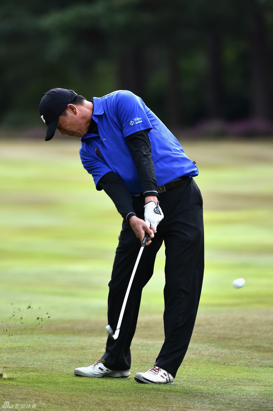 张连伟在比赛中精准推杆，专注的神情彰显出对胜利的渴望