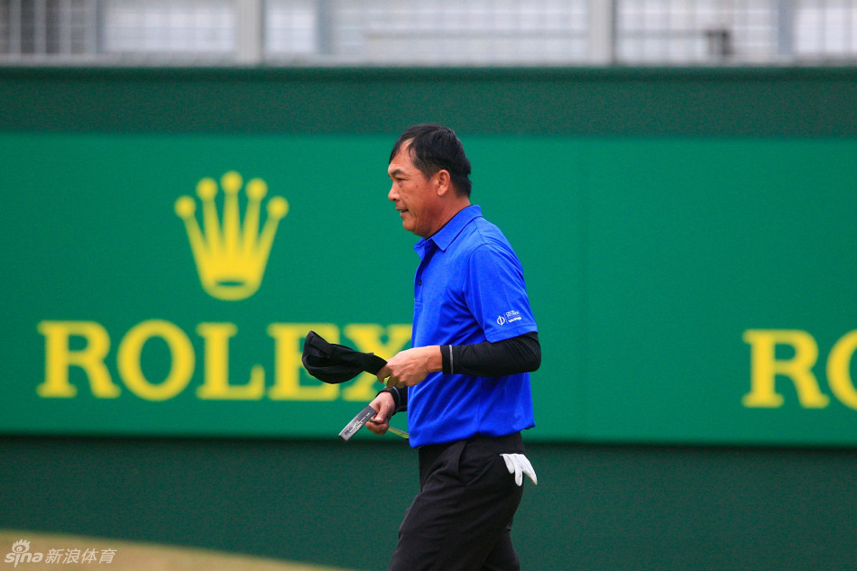 张连伟在新闻发布会上侃侃而谈，分享比赛心得与中国高尔夫的发展愿景