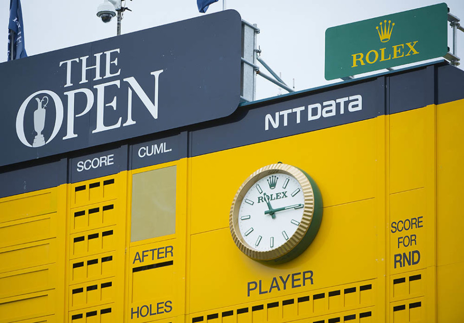 老汤姆·莫里斯的墓碑静静伫立在墓园中,这位四届英国公开赛冠军与球场养护之父,在此守望着他奉献一生的高尔夫圣地。