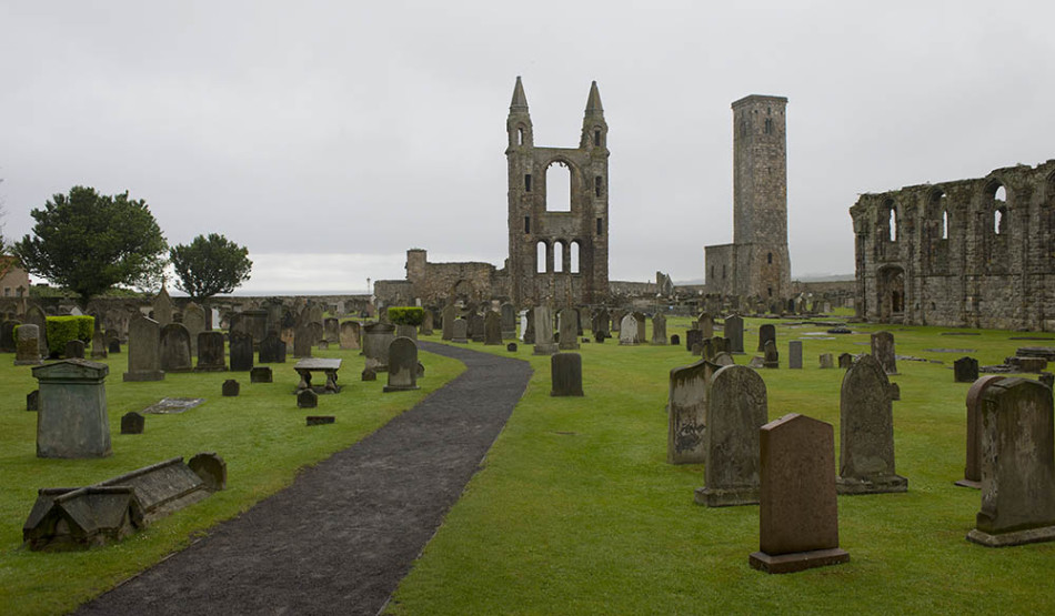 英国高尔夫博物馆建筑外观庄重典雅,它如同一位沉默的守护者,珍藏着这项古老运动跨越数个世纪的历史记忆与荣光。