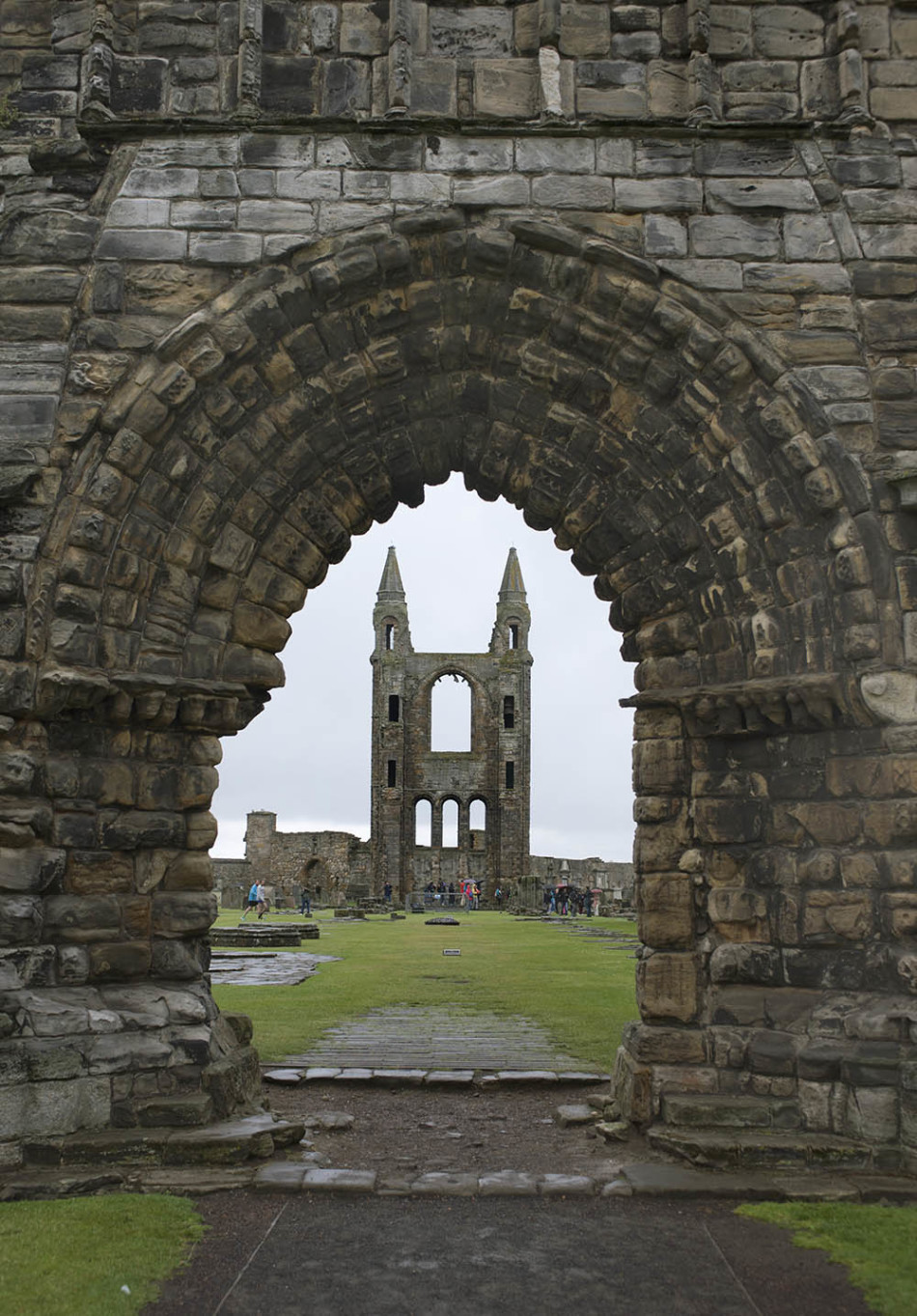 另一视角下的汤姆·莫里斯墓园宁静肃穆,绿草如茵,鲜花点缀,表达了后世对这位高尔夫开创者永恒的敬意与怀念。