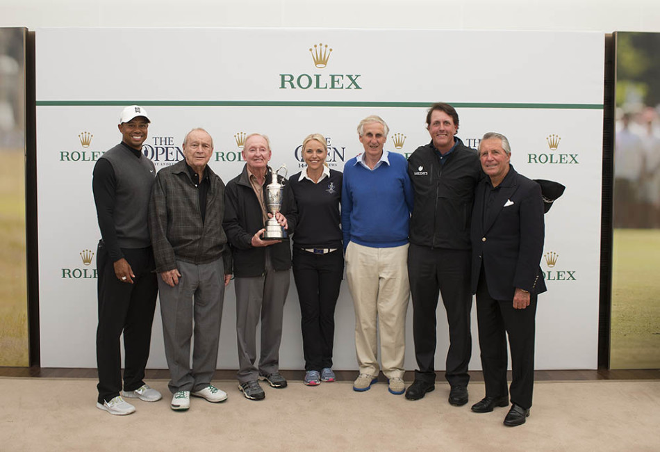 高尔夫传奇阿诺德·帕尔默与泰格·伍兹在劳力士贵宾包厢内亲切交谈,两代球王的身影在此刻交汇,象征着高尔夫精神的代际传承。