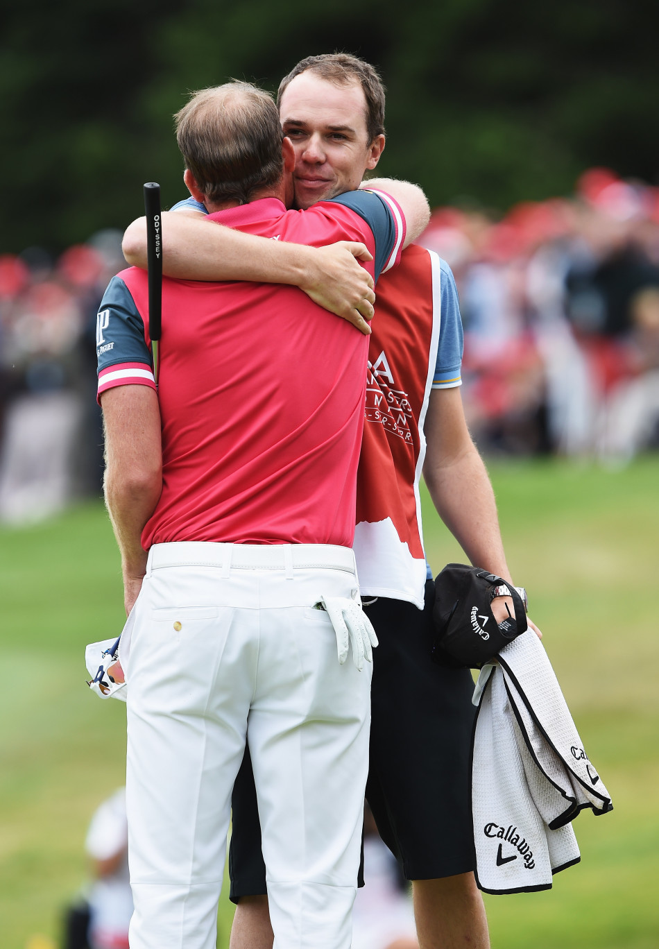 马修-菲茨帕特里克在果岭上凝神准备推杆，他的眼神专注，试图读懂草纹的每一个细微变化。