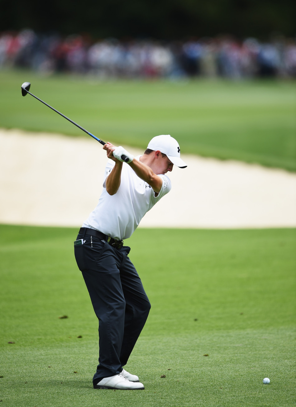 威利特站在发球台，全神贯注地做出标准的挥杆动作，身体的力量与协调性在瞬间完美爆发。