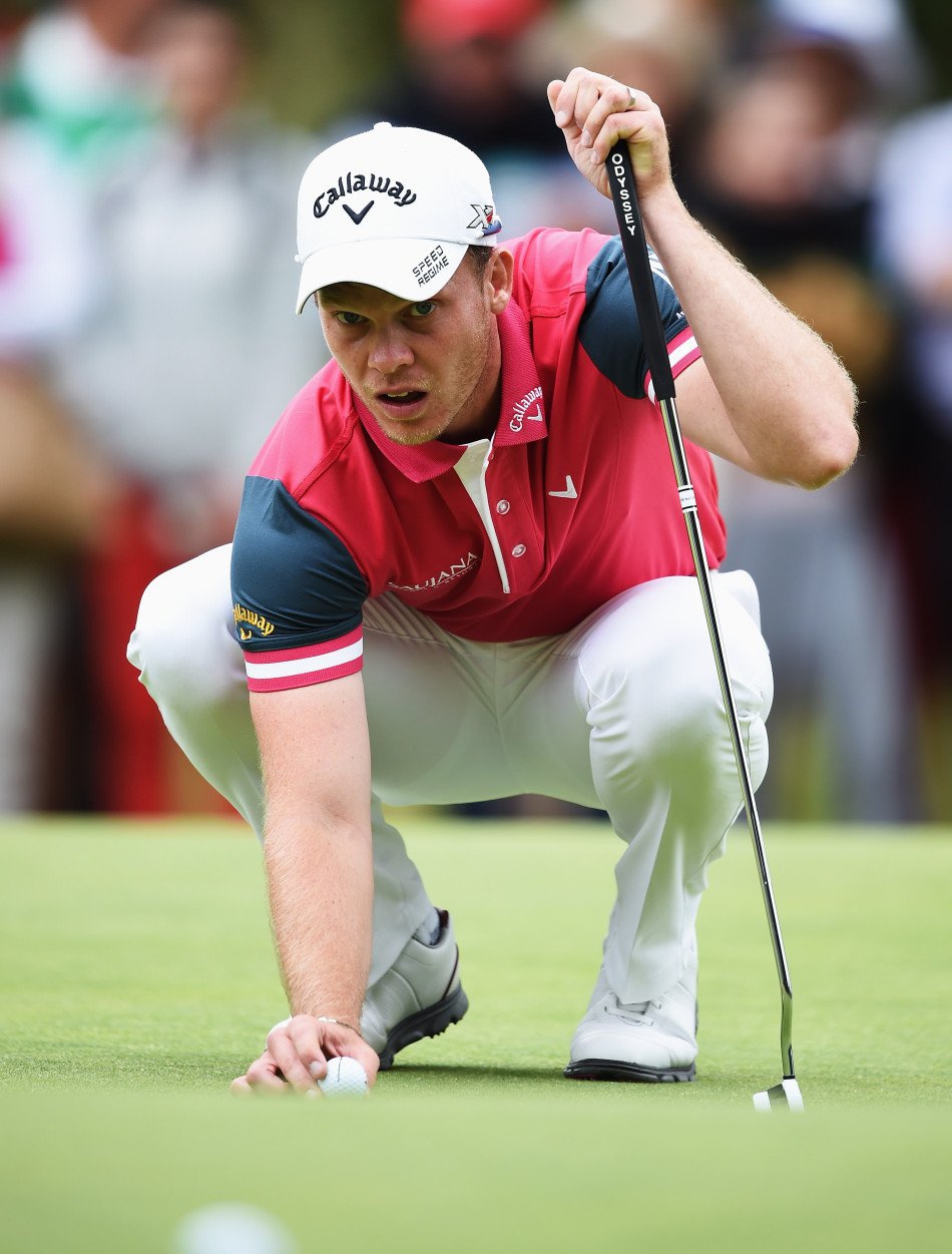 威利特蹲在长草边，眉头微蹙地审视一个棘手的球位，思考着最佳的救球方案。