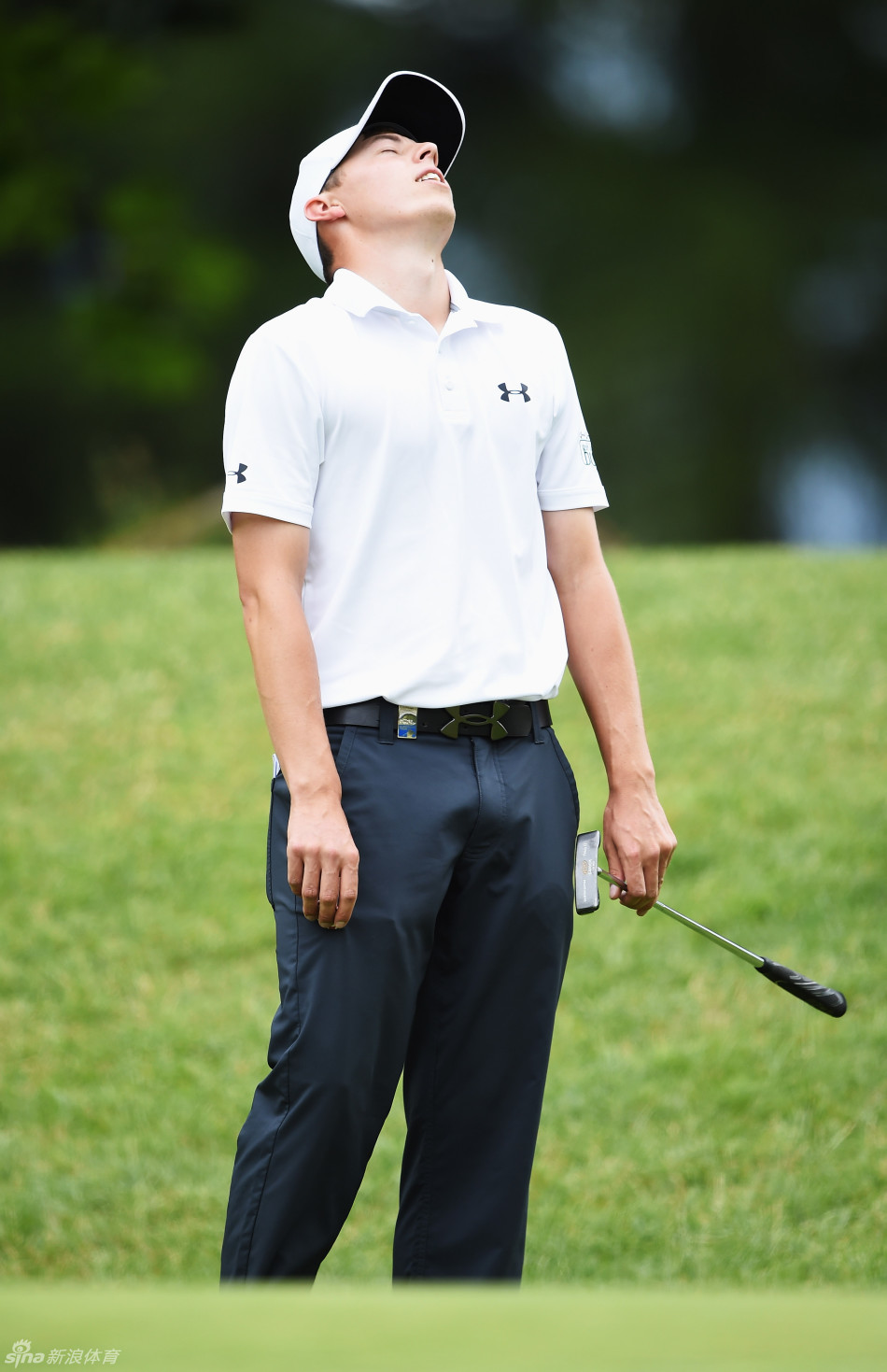 威利特迎着风扬起一把碎草，仔细观察其飘散方向，眼神中充满了对赛场环境的审慎判断。