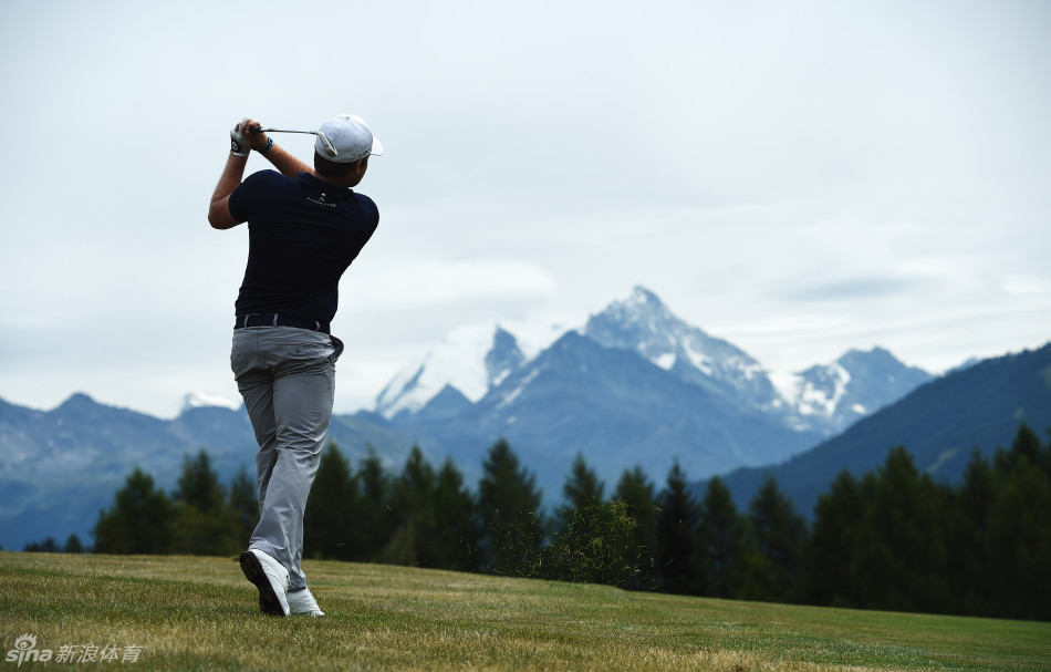 马修-菲茨帕特里克错失关键推杆后，脸上闪过一丝难以置信的遗憾与失望。