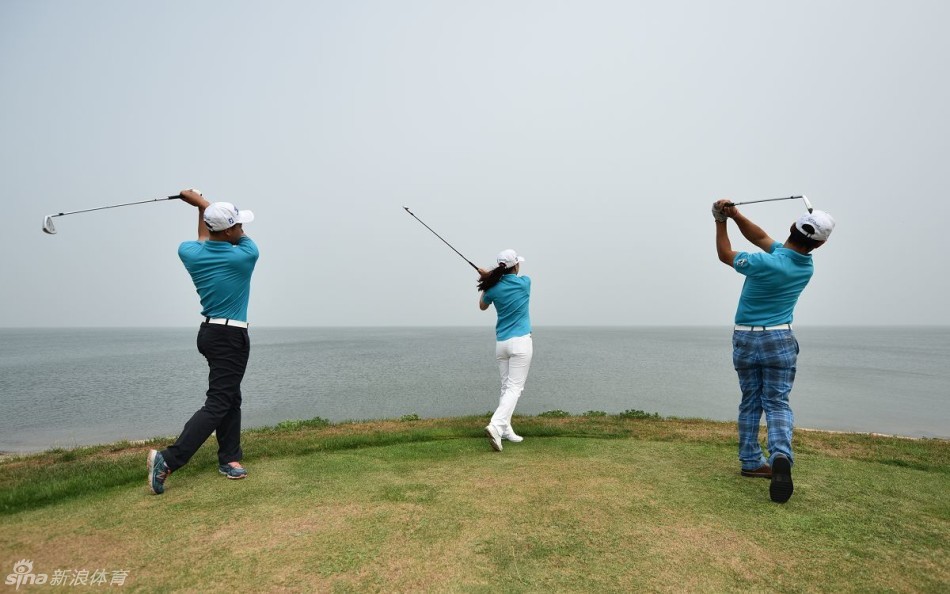 湛蓝海天背景下，一面果岭旗在海风中傲然挺立，旗帜舒展如帆