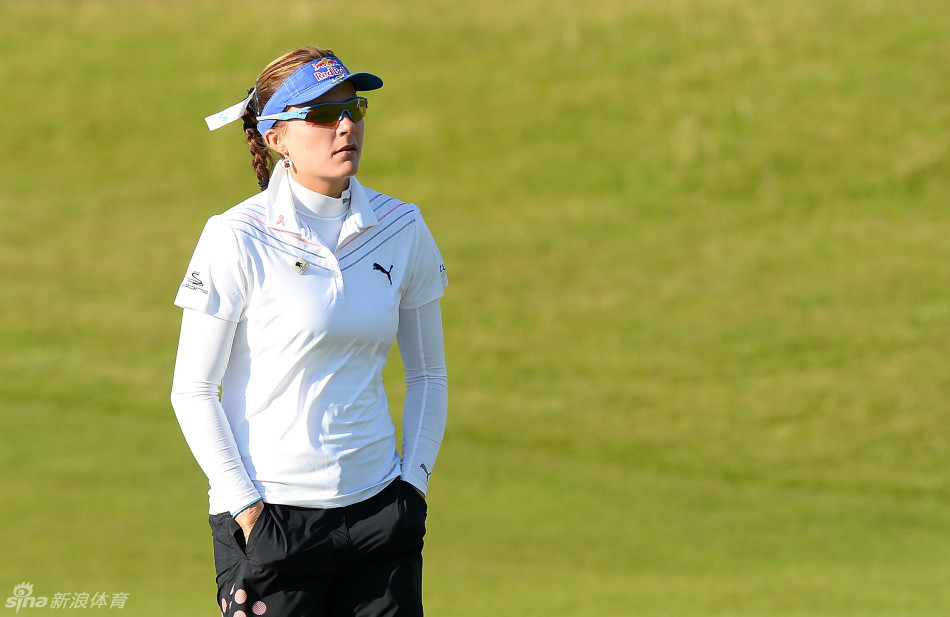 美国名将魏圣美紧蹙眉头凝视远方，表情极其专注，仿佛正在脑中精密计算下一杆的路线与策略。