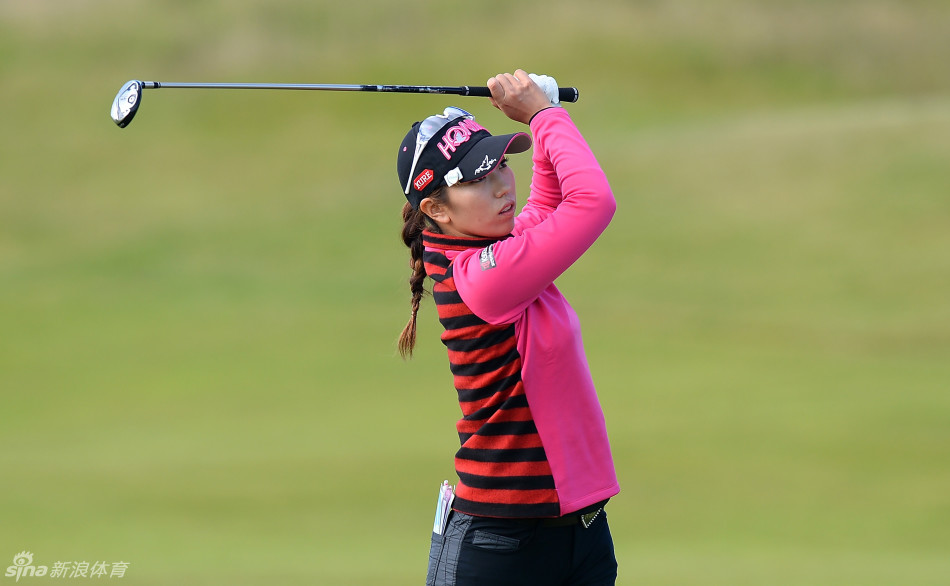 球员在沙坑中奋力救球，沙尘微微扬起，画面充满了动感与力量，展现不放弃任何一球的拼搏精神。