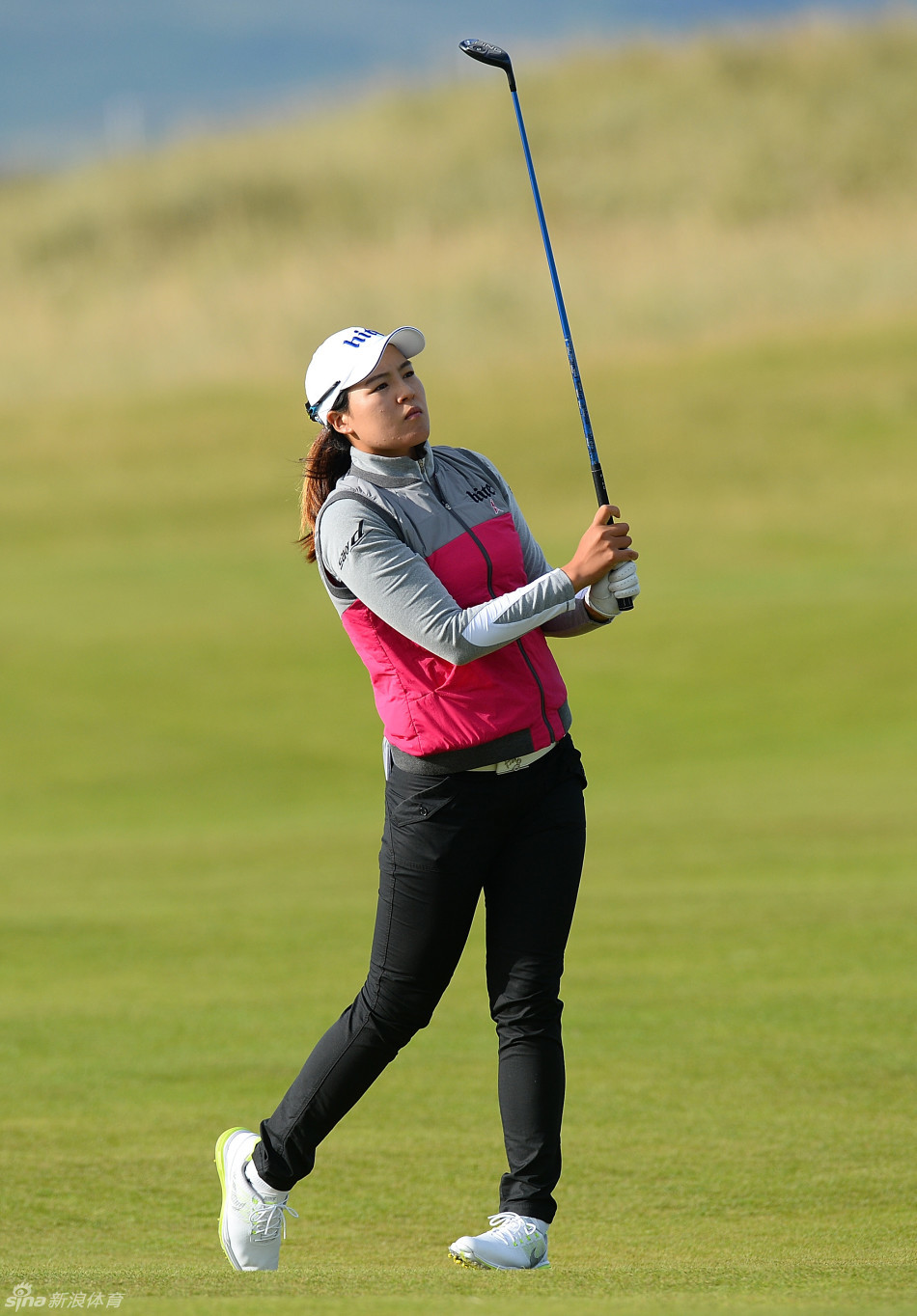 美国球星莱克西-汤普森自信站立，神情酷飒，散发出舍我其谁的强大气场，彰显新生代球员的个性与魅力。