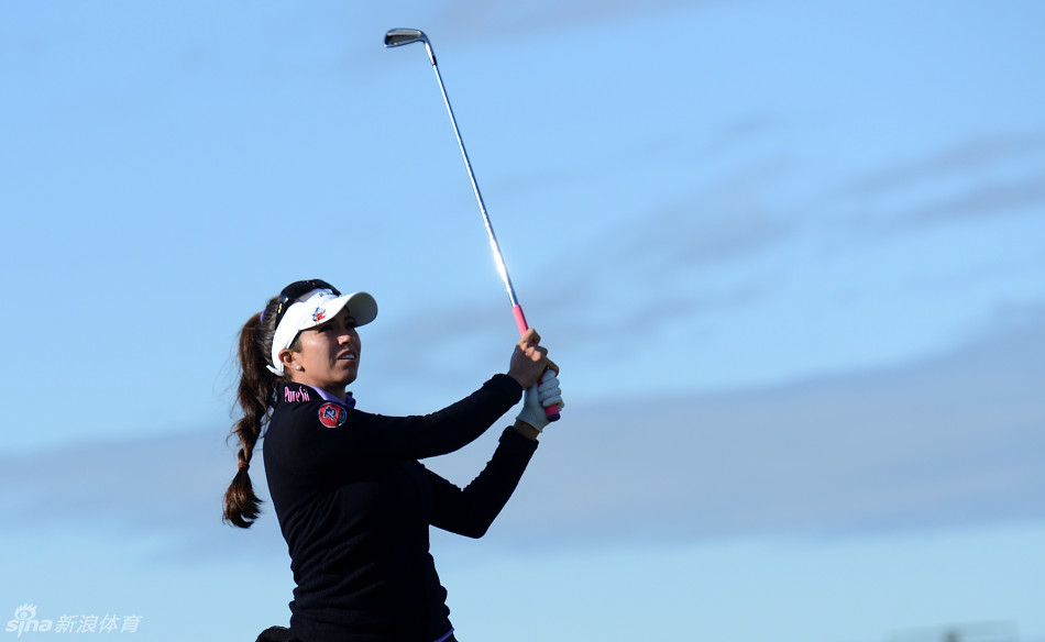 美国实力派球手吉林娜-皮勒在比赛中凝神准备，展现其扎实的技术功底和严肃认真的竞技态度。